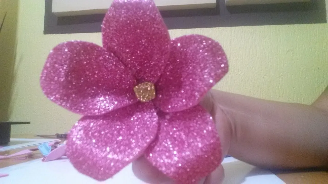 Broche o prendedor para el pelo con flores de foami - YouTube