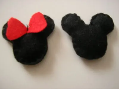  ... dos brochecitos de michie y minnie mouse me molan mucho a demas tenia