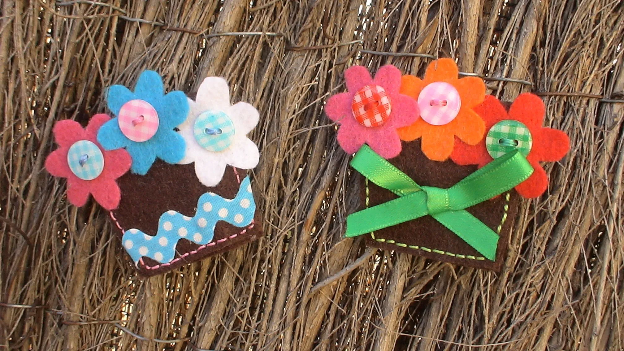 BROCHES PARA FERIA (NIÑA Y MUJER). | AlyDora: "DECORAMOS ...