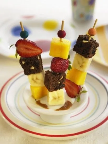 Brochetas de frutas y bizcocho de chocolate, ideales para ...