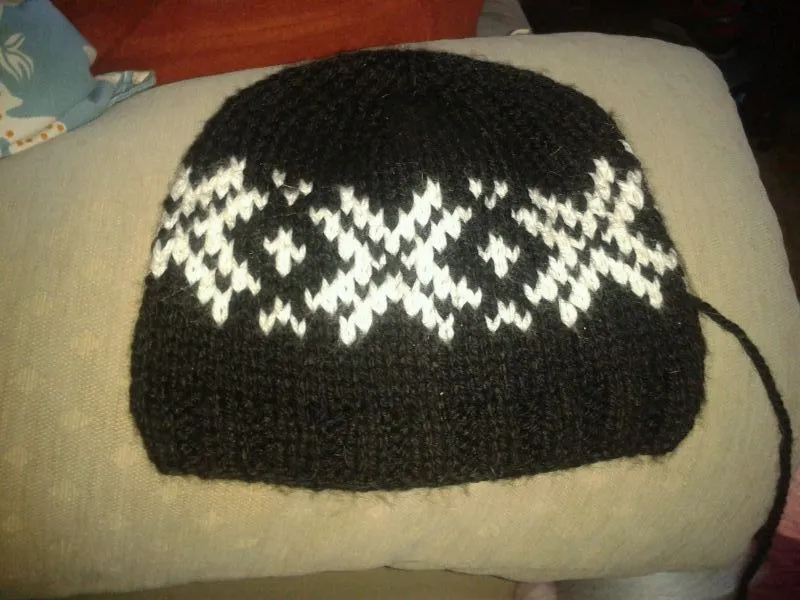 LAS BRUJAS DEL NORTE: GORRO DE LANA NEGRO CON DIBUJO EN BLANCO