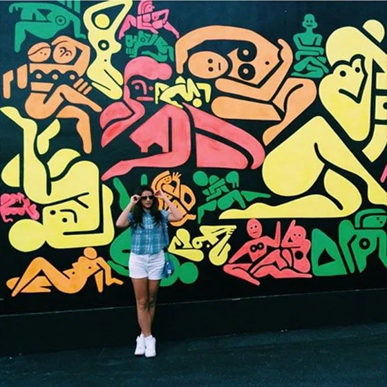 Bruna Marquezine visita bairro de grafites e se diverte com amigas ...