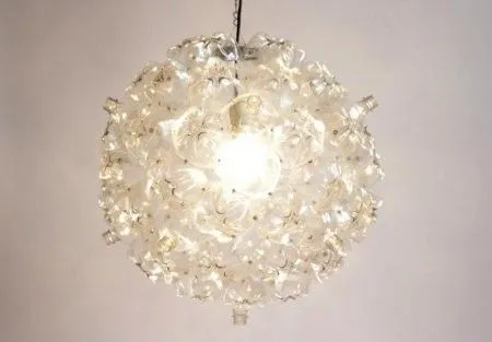 Bubble Chandelier, un candelabro hecho de botellas recicladas