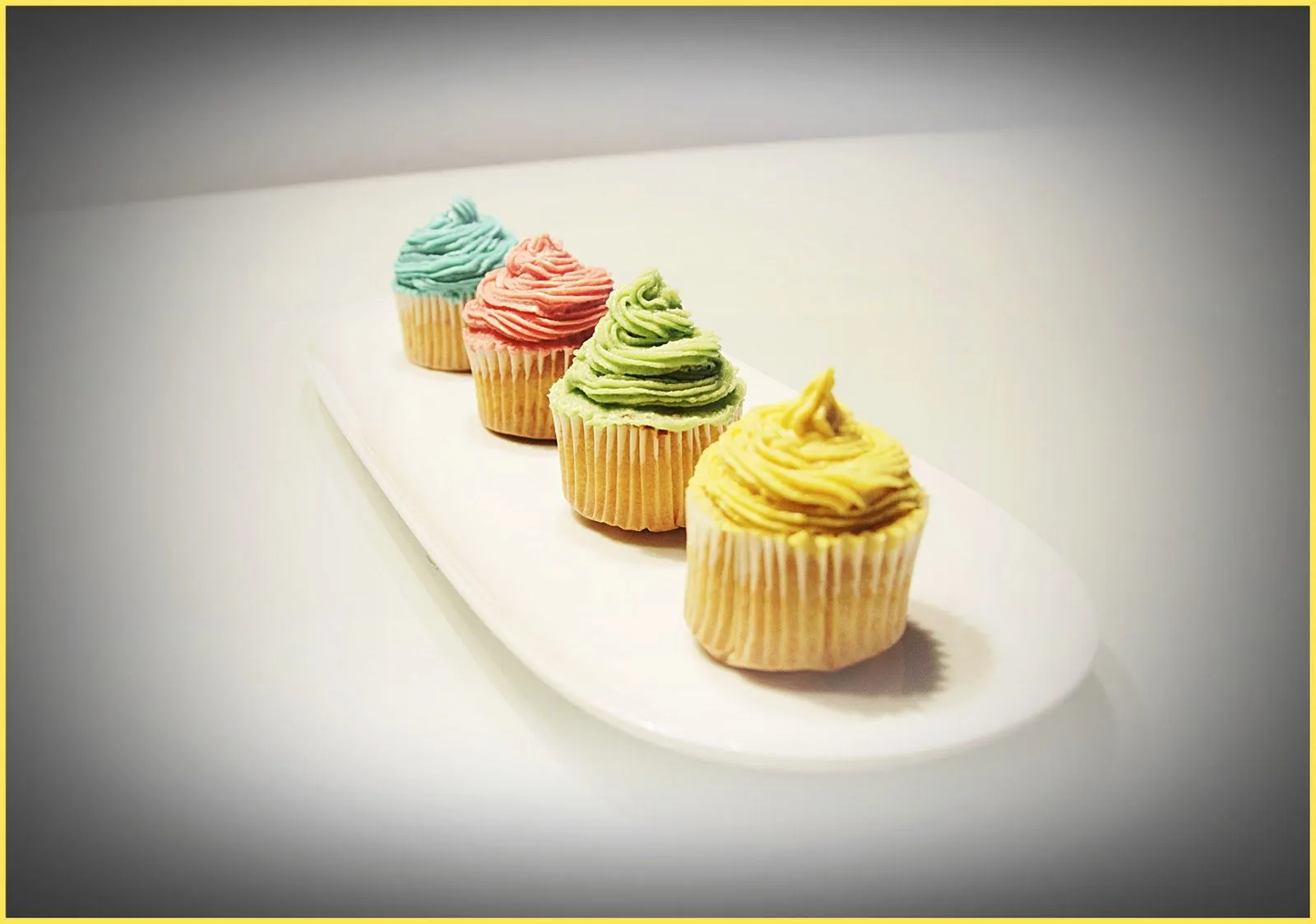 Buenicioso: Pastel color Pastel ... (Cupcakes de vainilla rellenos ...