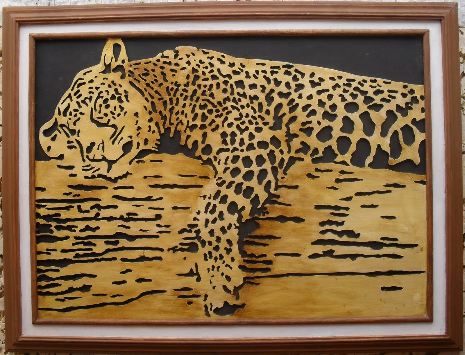 El Caballito de palo: Leopardo calado en MDF sobre fondo negro.