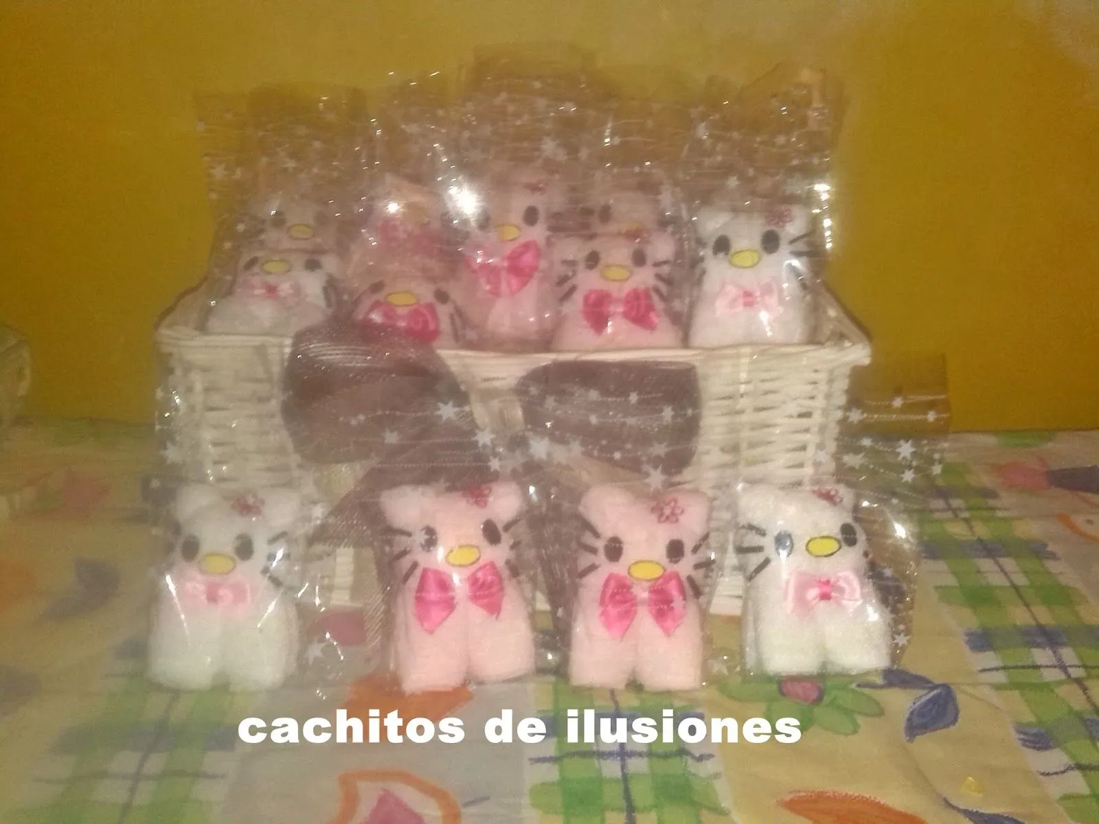 Cachitos de ilusiones: Hello kittys hechas con toallas