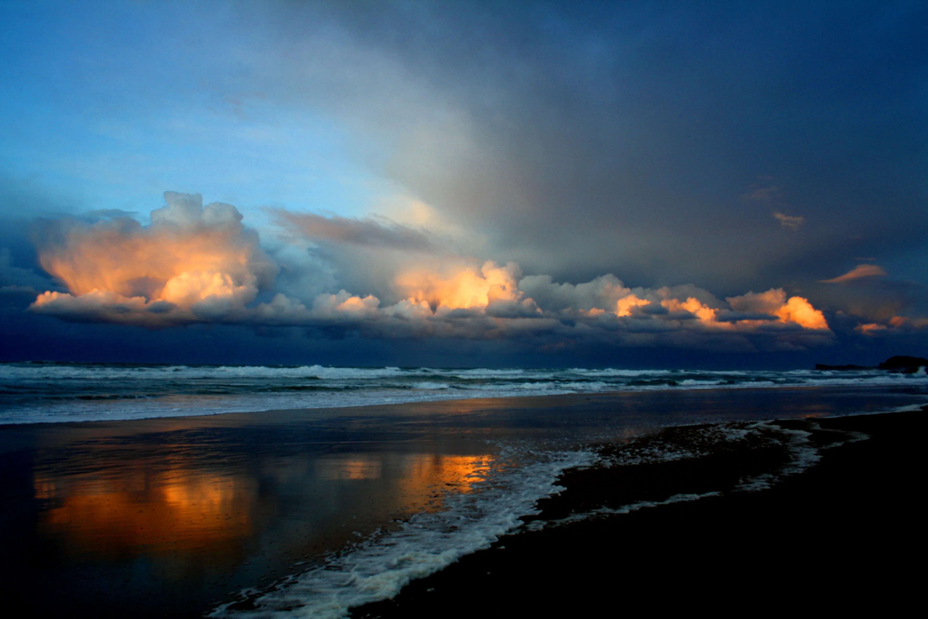 cae la noche en la playa | fotos de Maratones-Cantabria de noche