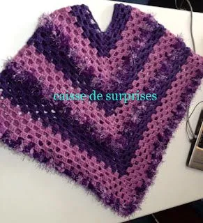 Caisse de Surprises: Poncho morado (tejido crochet)