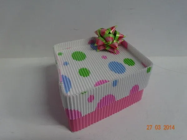 Caja en cartón corrugado metalizado en forma de corazón ...