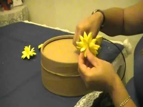 Como hacer una caja decorada con flores en goma eva - YouTube