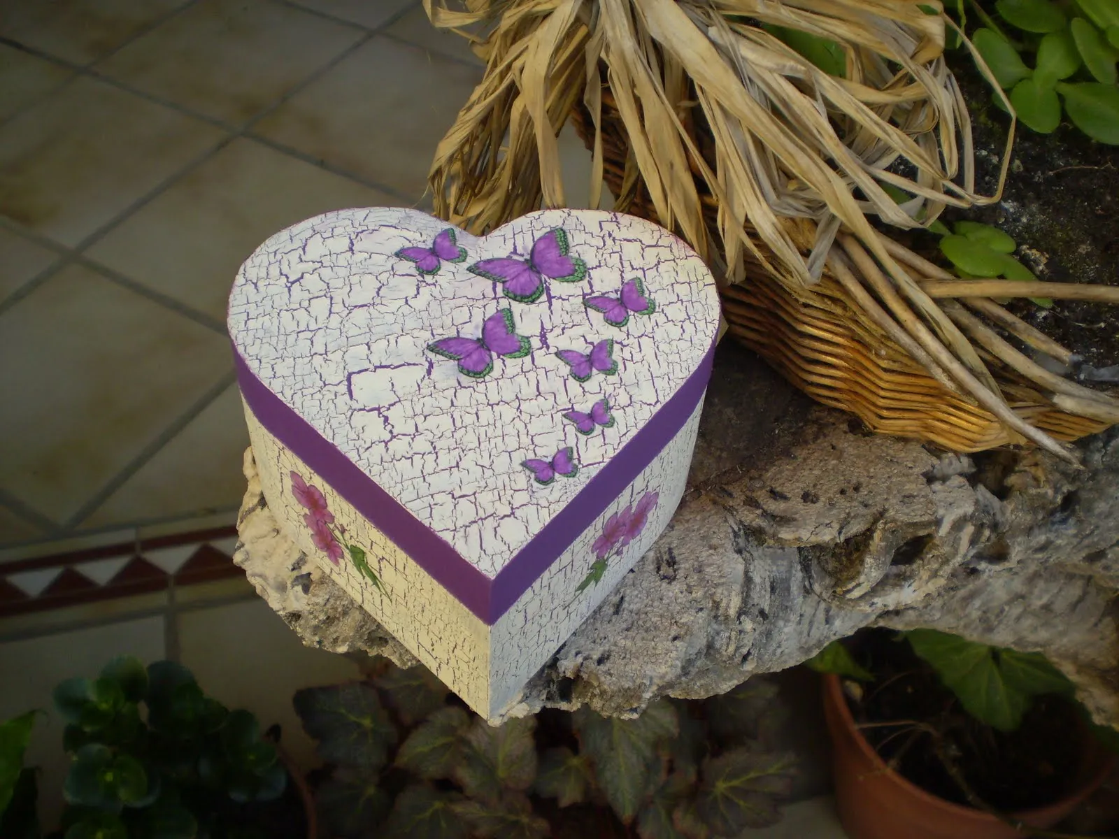 Caja en forma de corazón,craquelada y decoupage mariposas lilas