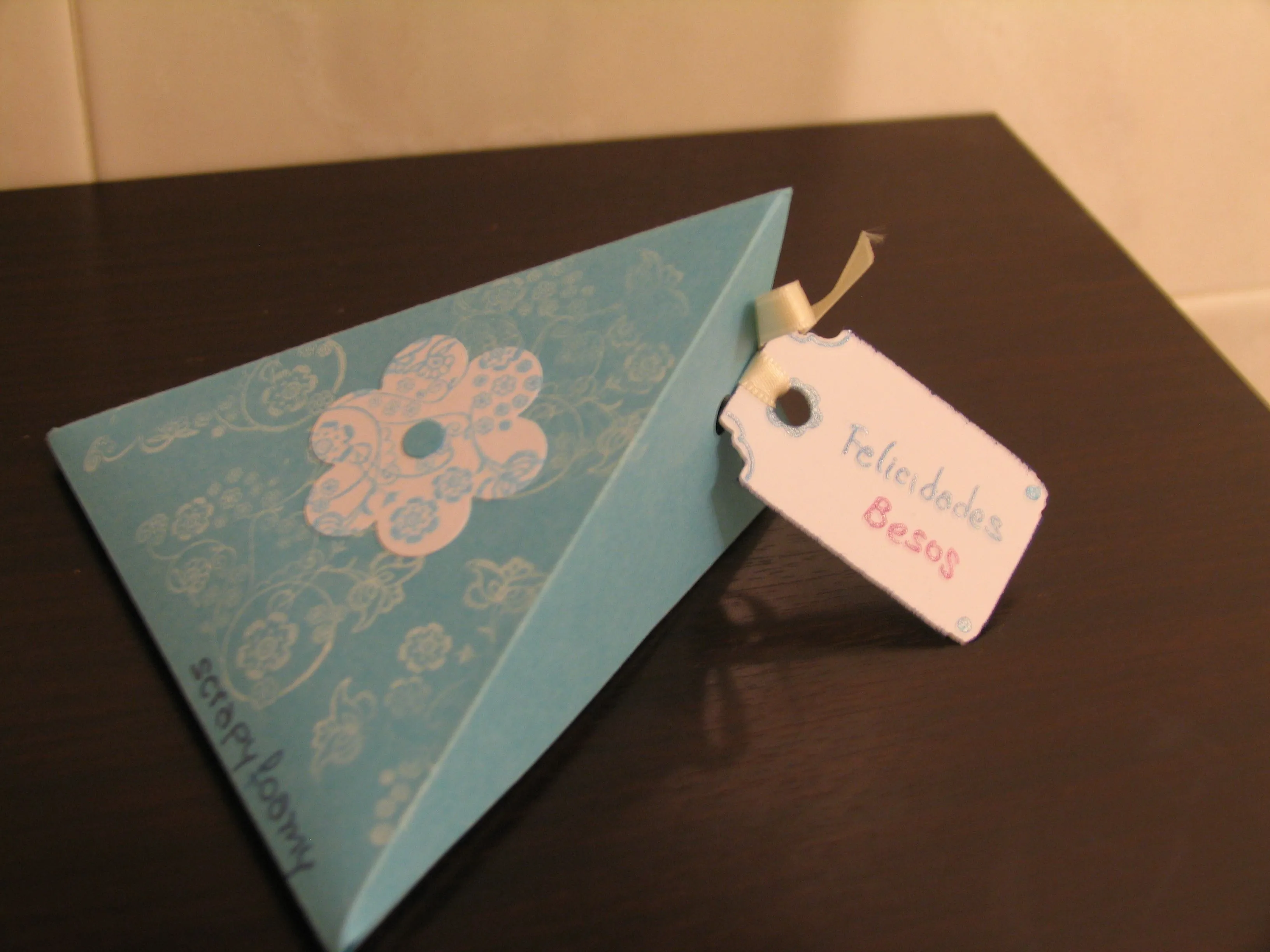 Caja triangular para regalar pulseras | Scrap Y Foamy