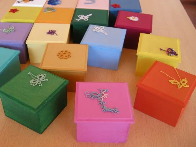 Cajas decoradas con frivolité ~ Tatting decorated boxes | Creativa ...