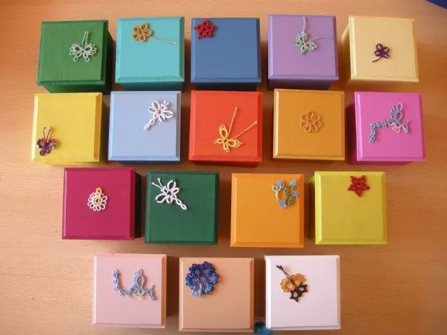 Cajas decoradas con frivolité ~ Tatting decorated boxes | Creativa ...