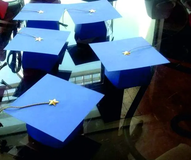 Cajas en forma de gorro de graduación (birrete)