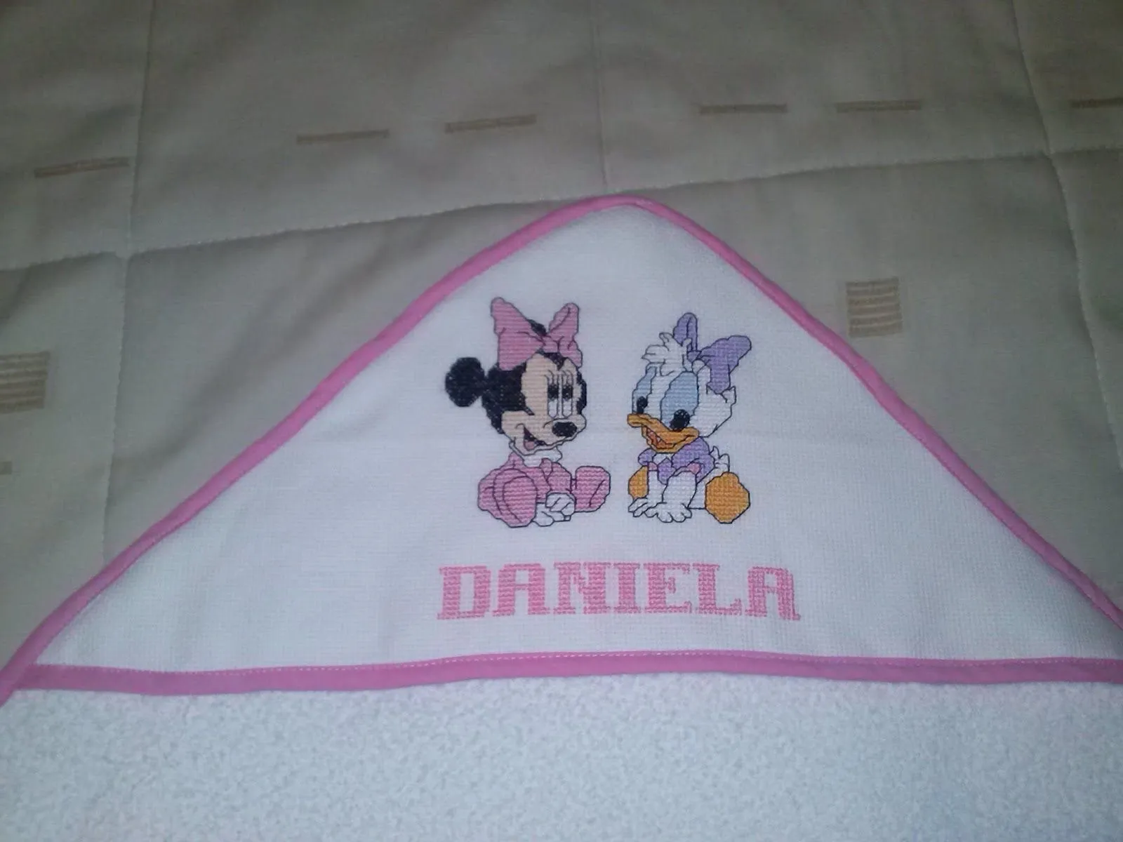 La cajita sorpresa de Minnie: TOALLA DE BEBE CON CAPUCHA, ADORNADA ...