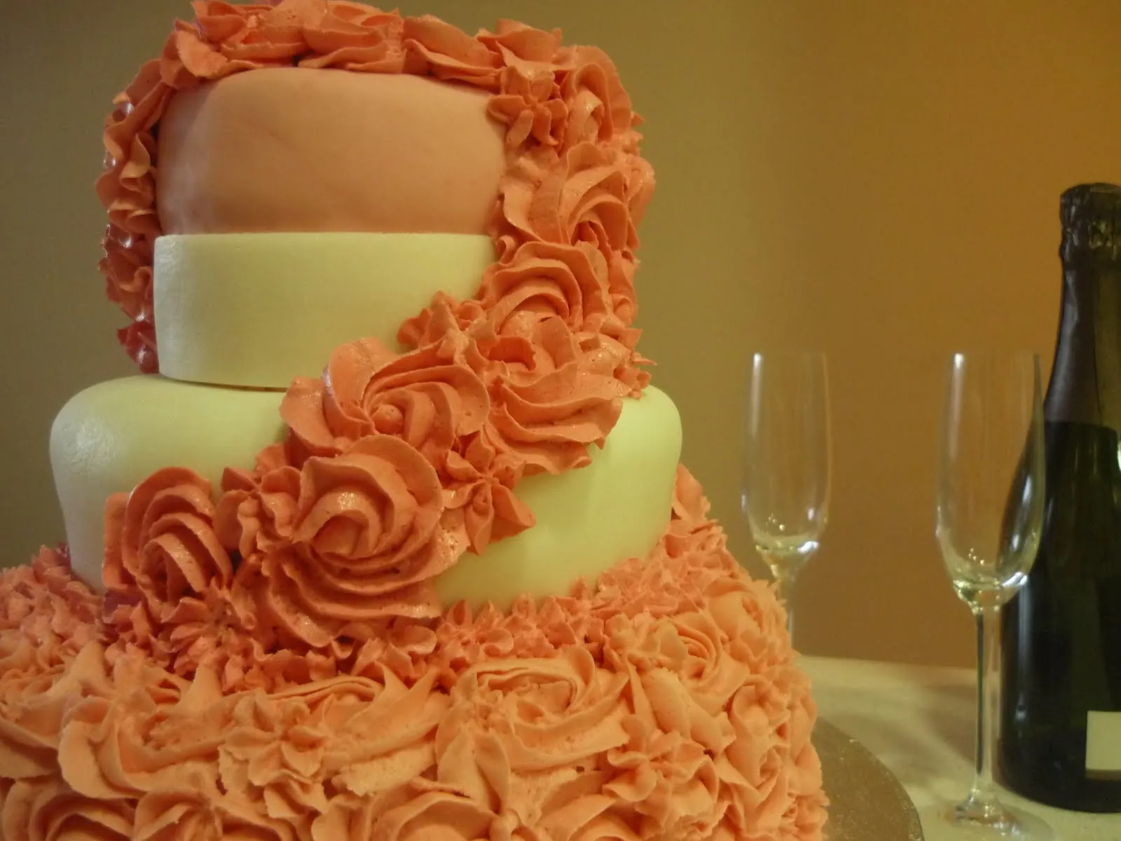 Cakes y Etc: El pastel de toda la vida con “ropa” elegante