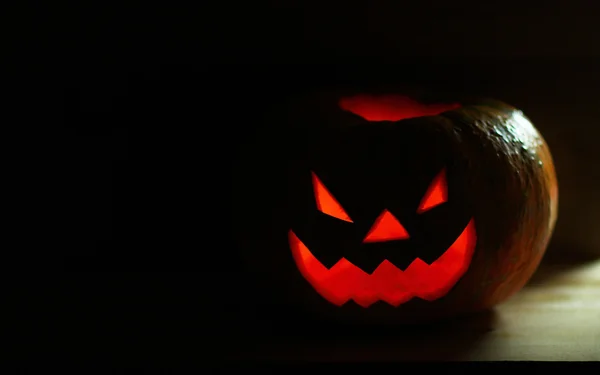 calabaza de Halloween con cara de miedo sobre fondo negro — Foto ...