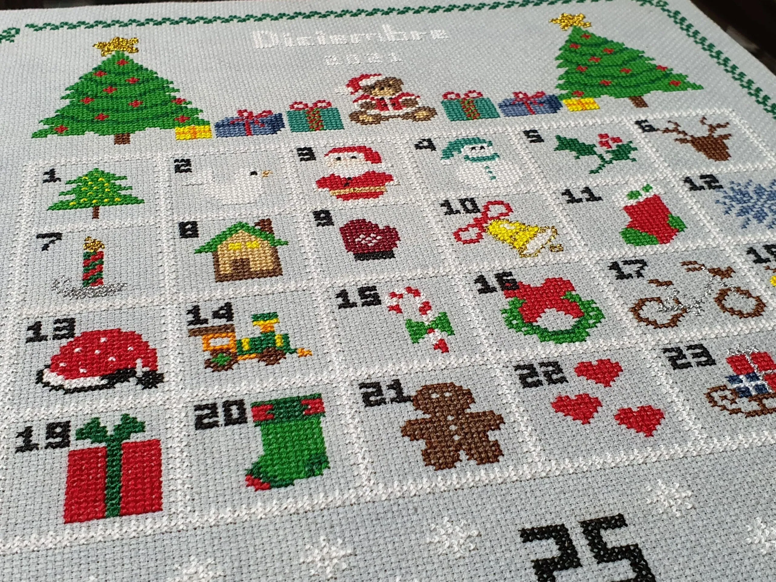 Calendario de Adviento en Punto de Cruz - Arte Cruzado