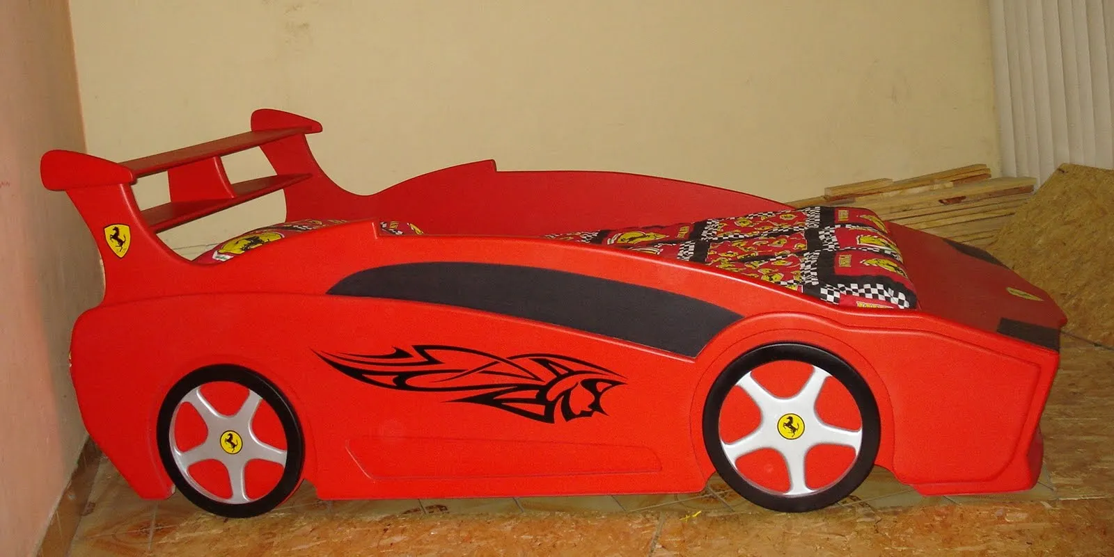 Diseño de cama para niños Basado en modelos de ferrari Con un toque ...