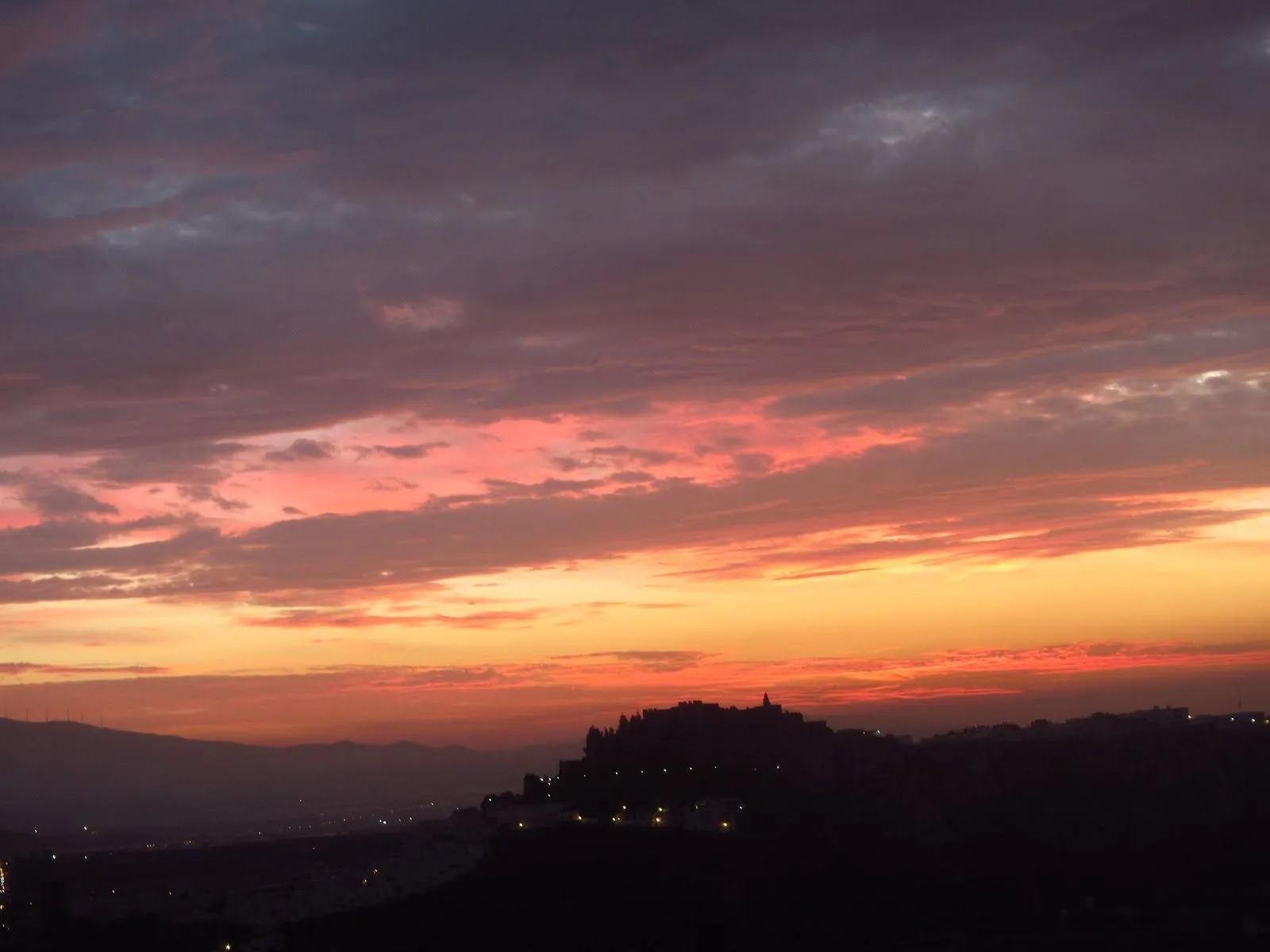 Camino naranja entre nubes rosas | Amaneceres