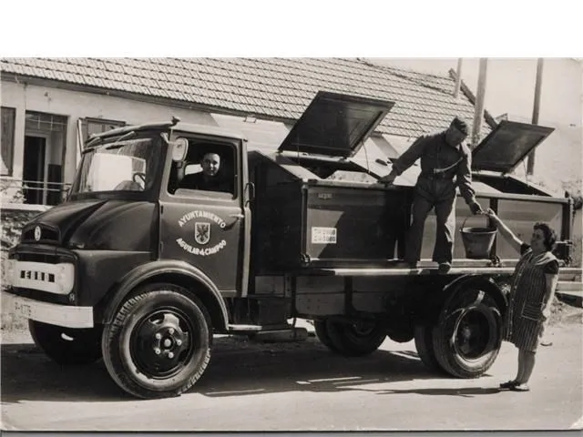 EL PRIMER CAMION DE BASURA