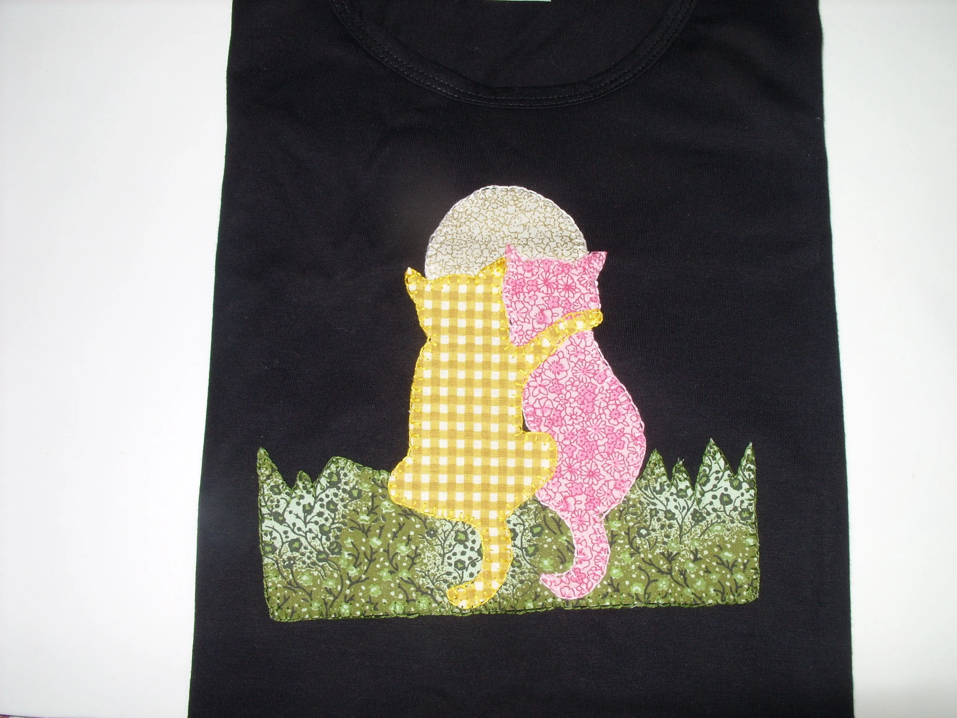 Camiseta com casal de gatinhos em patchwork