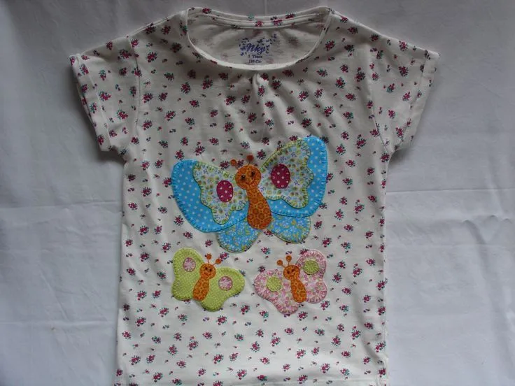 Camiseta estampada con mariposas de aplicaciones patchwork en ...