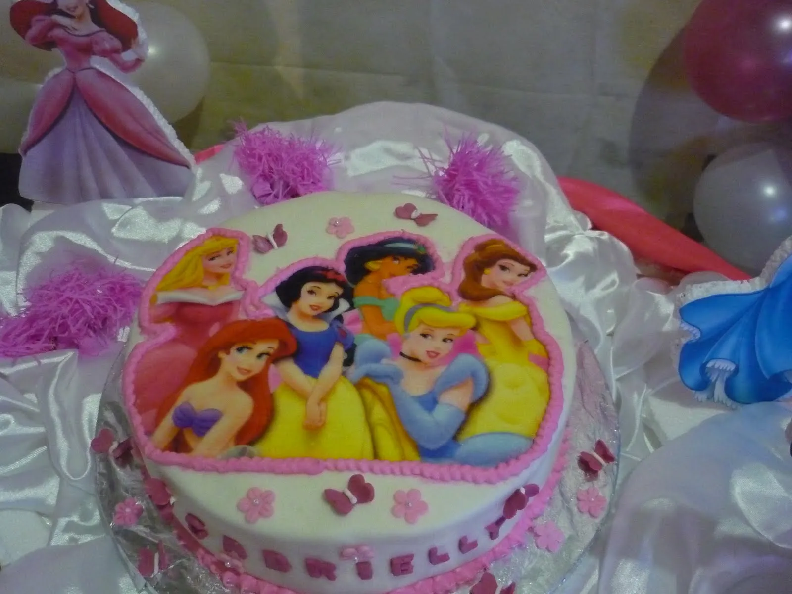 Cantinho da Bielly: Bolo decorado das Princesas Disney