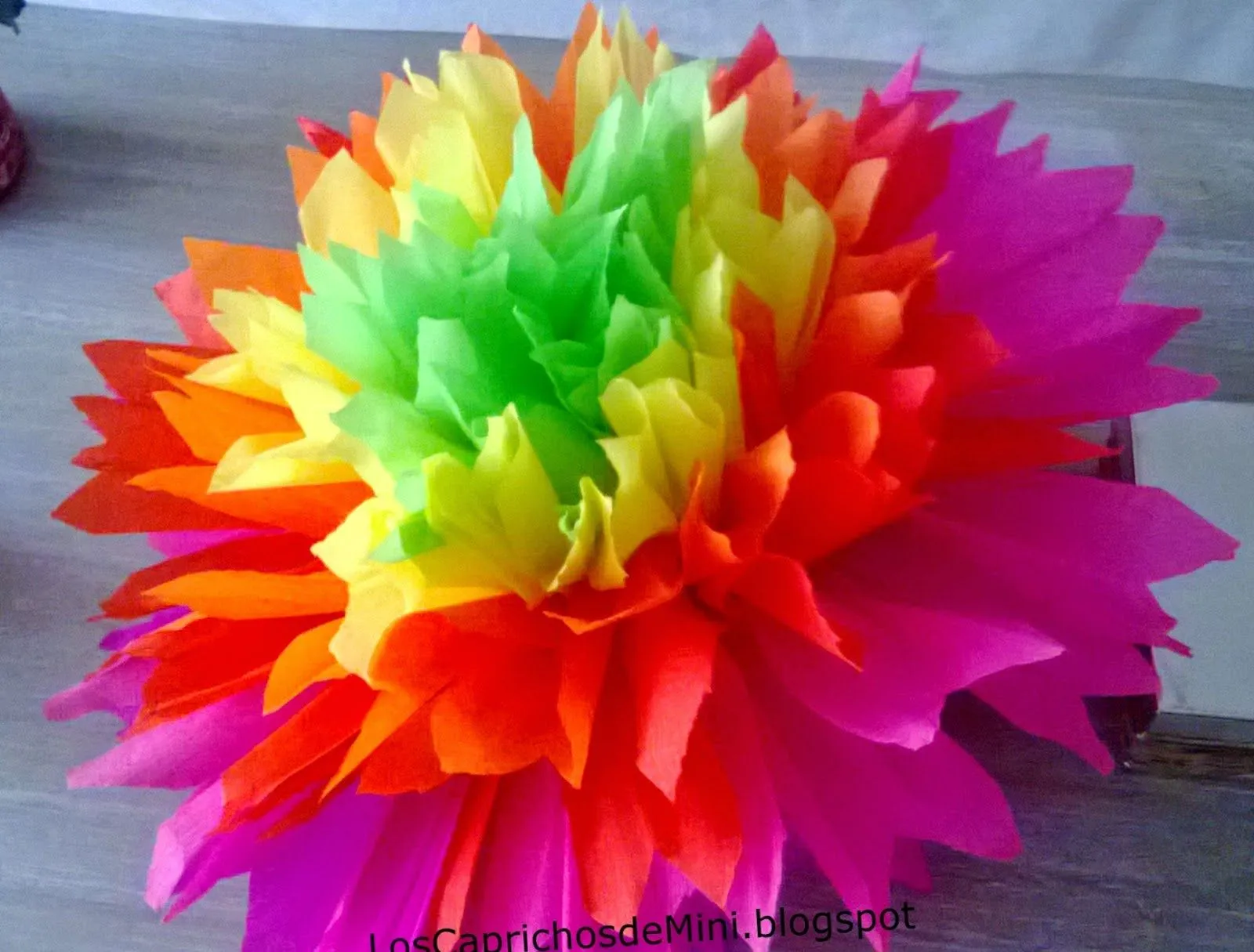 Los caprichos de Mini: Flores de colores en papel de seda para ...