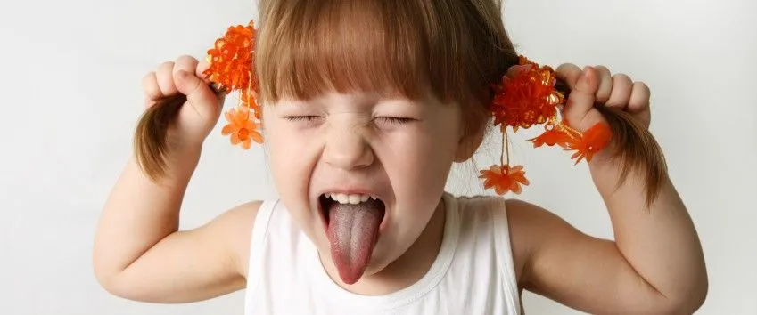 Una carita sacando la lengua - Imagui