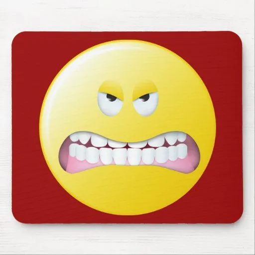 Cara sonriente enojada alfombrillas de ratones de Zazzle.