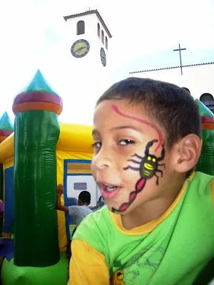 Con su carita pintada el niño disfruta de su Carnaval.