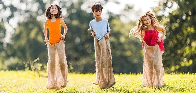 Carrera de sacos. Juegos para niños