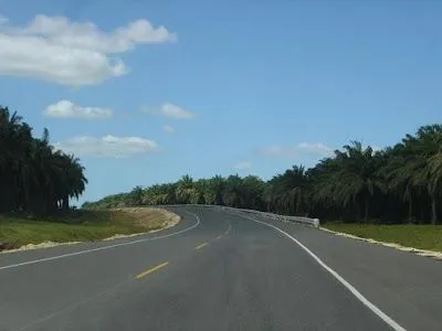 una carretera bien hecha con paisajes hermosos y bien rapida eso ...