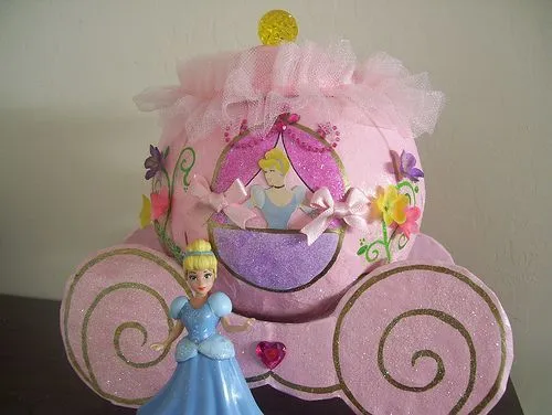 Carruaje de princesa (organizar de moños) hecho con globo y papel ...