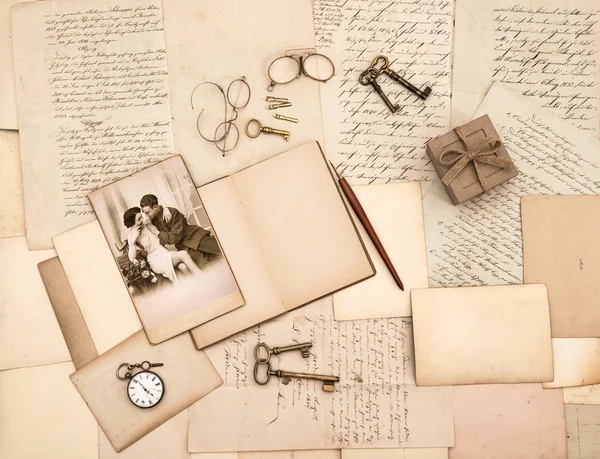 cartas viejas, accesorios vintage, diario y Foto — Foto stock ...