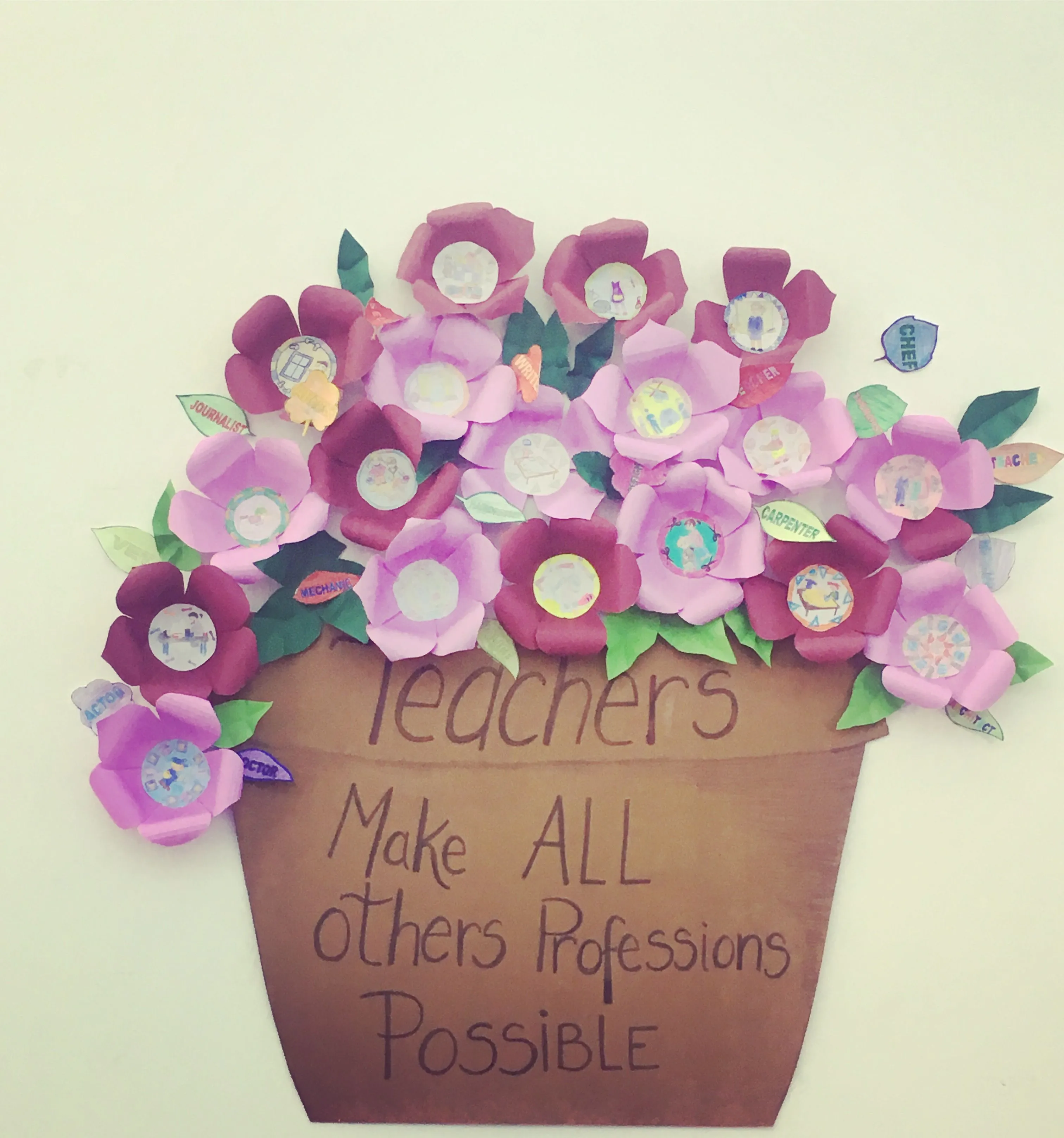 Cartelera teachers day, flores de papel centro profesiones | Sobres de  papel, Flores de papel, Flores