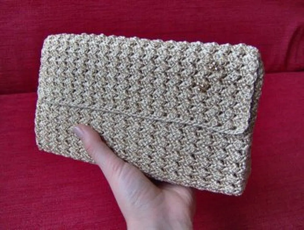 Cómo hacer tu propia cartera de mano en crochet | Bolsos, Fiestas ...