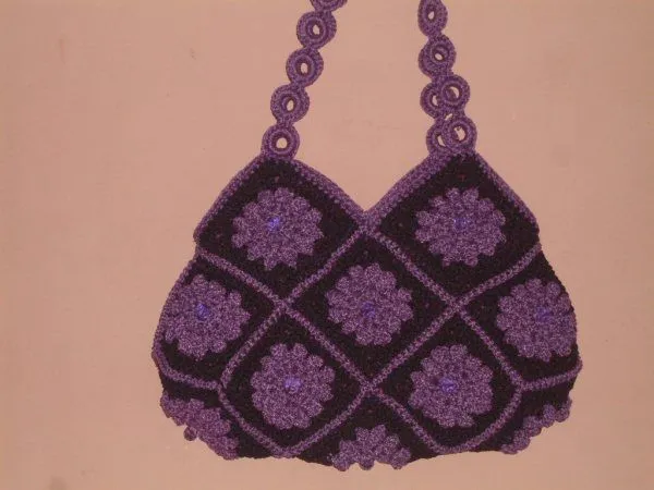 CARTERAS TEJIDAS GRACIELA: CARTERA NEGRA DE FLORES MORADAS