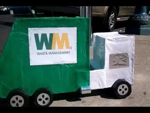 Cartón y vidrio para reciclar acaba en el camión de la basura ...