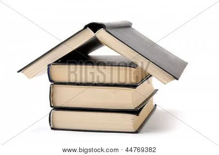 Casa hecha con libros apilados en fondo blanco Fotos stock e ...