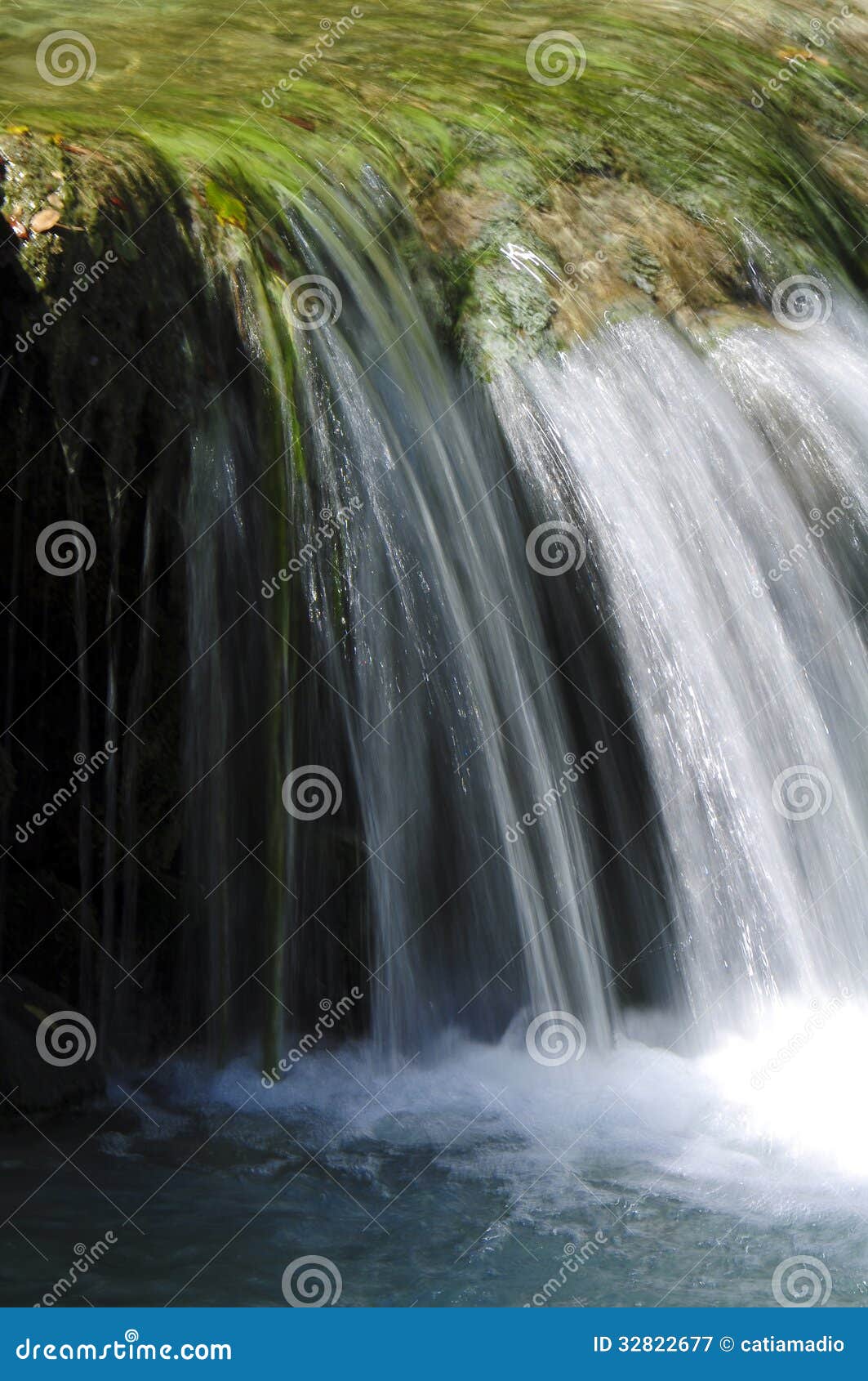 Cascada De La Falta De Definición De Movimiento Fotografía de ...