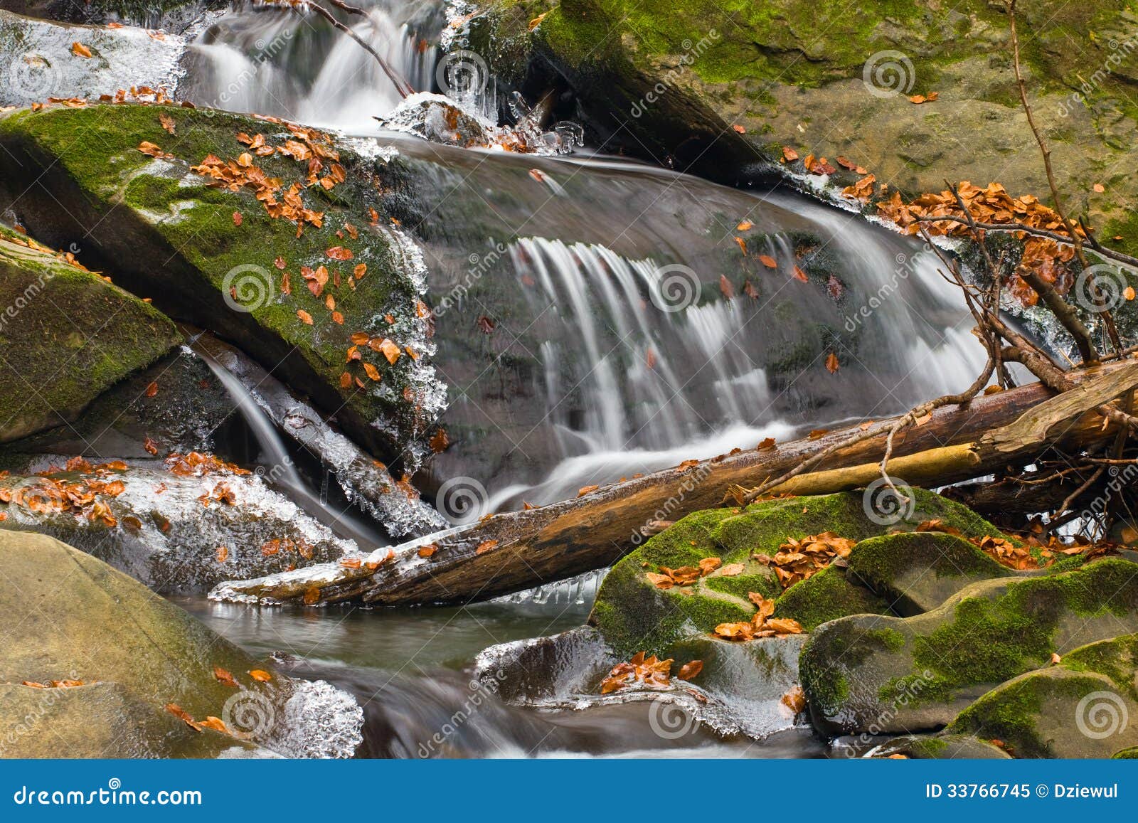 Cascada E Hielo De La Falta De Definición Foto de archivo libre de ...