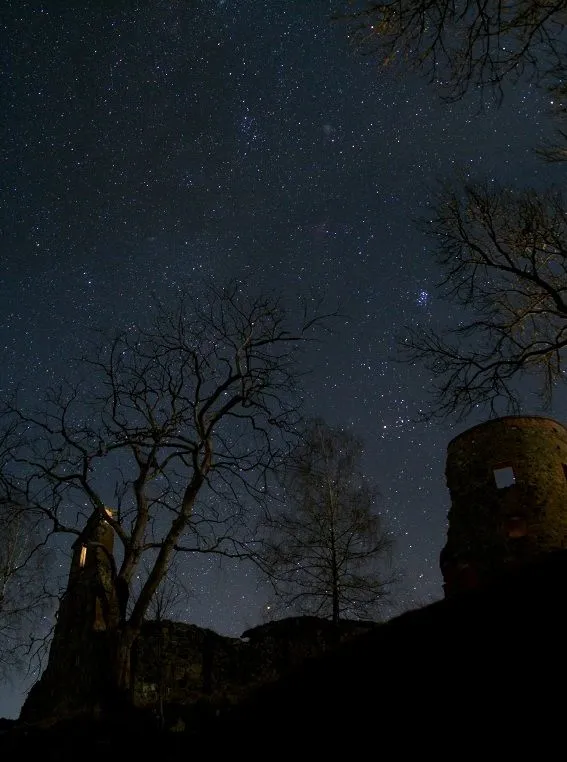 Un castillo bajo un cielo estrellado