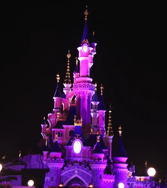 castillo-de-noche-iluminado - Hotel Disneyland