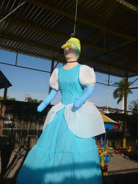 Cenicienta – Cinderella | El Castillo Amarillo, Local de Piñatas