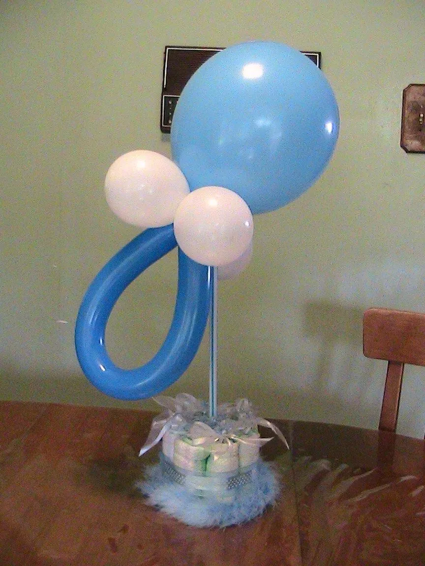 Centro de mesa para baby shower con globos y pañales | Baby ...