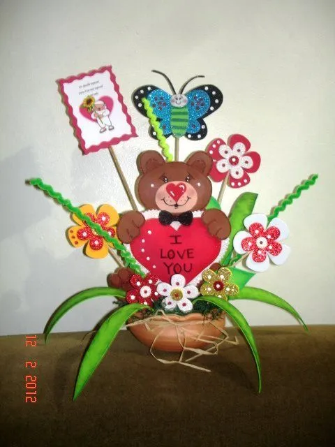 Centro de mesa motivo San Valentin. | goma eva | Pinterest