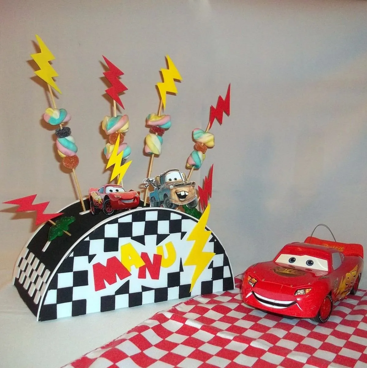 Centro de Mesa | PIÑATA CARS | Pinterest | Mesas